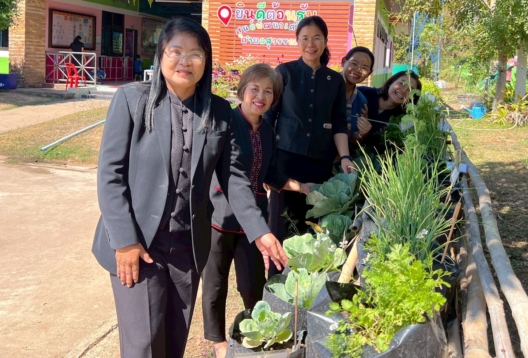 สร้างความมั่นคงทางอาหาร  ปลูกผักสวนครัว ในศูนย์พัฒนาเด็กเล็กตำบลสุวรรณคาม 