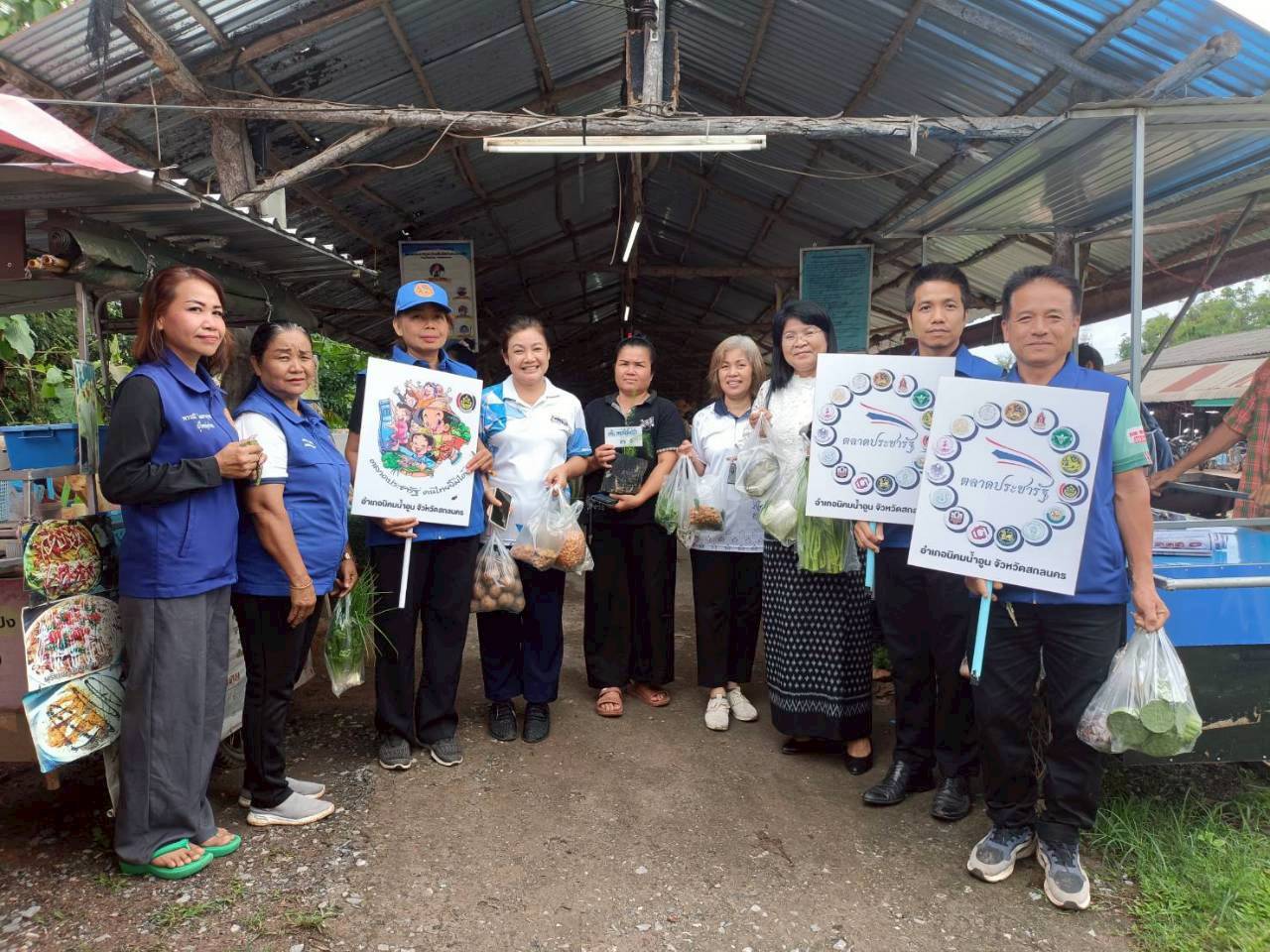 สพอ.นิคมนำ้อูน ร่วมลงพื้นที่ติดตามสถานการณ์ราคาสินค้า และให้กำลังใจเกษตรกรและผู้ประกอบการในพื้นที่ ตลาดประชารัฐ ตลาดนัดคนไทยยิ้มได้