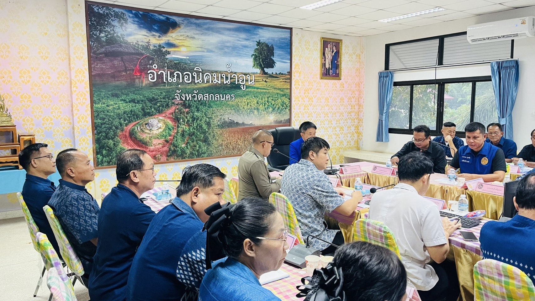 นายวิสูติ ซื่อพัฒนะ นายอำเภอนิคมน้ำอูน เป็นประธานในการประชุมหัวหน้าส่วนราชการ ครั้งที่ 8/2569 เพื่อประชุมปรึกษาหารือและแจ้งข้อราชการประจำเดือนให้แก่ทุกส่วนราชการในพื้นที่ได้รับทราบ โดยมีหัวหน้าส่วนราชการ ผู้บริหารสถานศึกษา องค์กรปกครองส่วนท้องถิ่น และกำนันทุกตำบล เข้าร่วมการประชุม